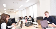 大きな窓から自然光が差し込み、明るく快適な環境で働くことができます！