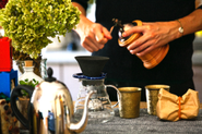 ただコーヒーグッズを販売しても共感していただけないので、2週間かけてコーヒーに関して調査し「コーヒーの淹れ方」という記事を作成。撮影も朝の自然光を取り入れた 8:30 に実施。
