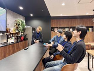 コミュニケーションを円滑に進めることを心掛けており、リモートワークとオフィス出社のハイブリッド型で仕事をしています。