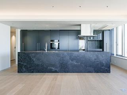 素材の限界を超えて製作したアイランドキッチン。セラミック素材のサイズは3600ｍｍが最大ですが、このキッチンの幅は4000ｍｍ、素材の柄をうまく繋ぎ、継ぎ目を目立たせないように多くの打ち合わせを経て完成したものです。地震などで割れにくいように、材料の伸縮による変化に影響されないように構造を工夫していまｓ。