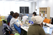 女性が多く、広々としたオフィスでツイキャスのユーザーを温かく見守っています。