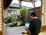 自然に囲まれた静かな環境に、開放感ある中庭も備えています。