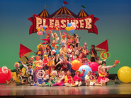 クラウンファミリー・プレジャーＢがチームを挙げてお贈りする年に一度のチーム全員参加の舞台公演！会場に足を踏み入れた瞬間からその"ワクワク"は始まり、クラウンのパフォーマンスが始まると、パッと空気感が温かくなり、お客様はクラウンと目が合うだけで笑いがこぼれます。