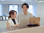 Tooはチームでお客様対応にあたっています！部署や拠点の垣根を越えてお客様へのご提案内容を考えたり、社員が連携して業務に取り組んでいます。