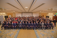 ２周年記念パーティの記念写真　多くのお客様にお集まり頂きました