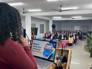 看護大学生の前で日本の介護業界で働くことについて講演をするインド法人代表マンシー