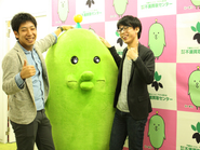 『不満買取センター』のふーまんと3ショット！同じフロアに不満買取センターを運営する企業もあり、それぞれが連携して仕事を進めています。