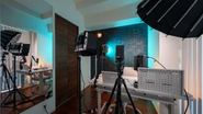 福岡事務所は最新設備が揃う配信スタジオが完備されています。クリエイターが集い交流できる場も提供しています。