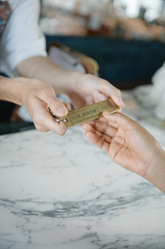 SHE, OSAKAのルームキーはレコードの帯がモチーフ。