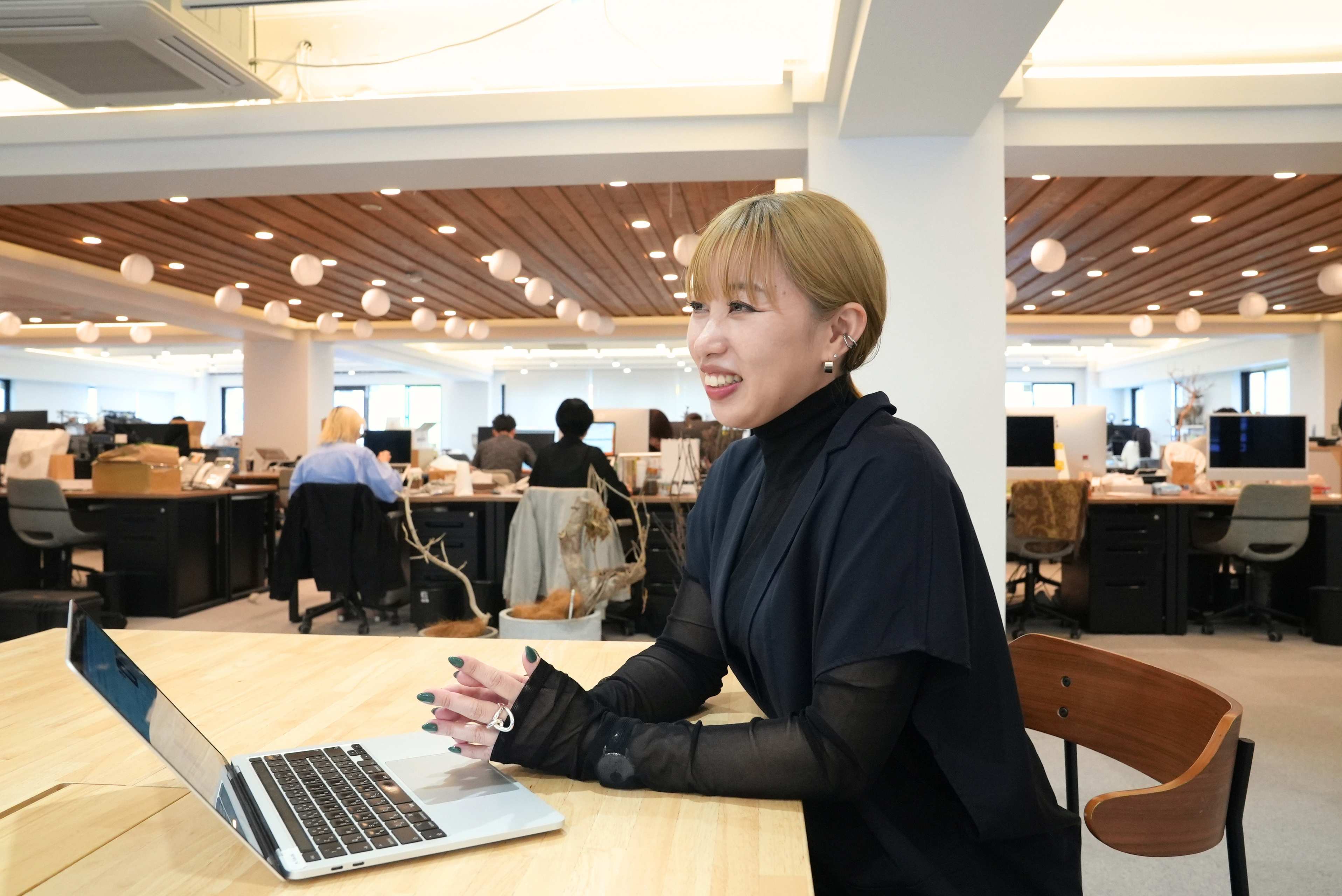 若手の育成をサポートしながら、自身の成長も叶える。入社9年目デザイナーの組織との向き合い方｜社員インタビュー