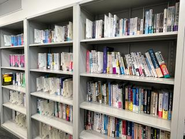 オフィスには技術書がたくさん並んでいます！