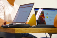 業務時間内の45分間を自己学習に充てていい制度があり、各々興味のある言語の学習や個人開発を行なっています♪