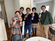 オフィスは目黒の一軒家。我が家のように自由に働いています。この日はできたてのCRAFT Xビールで乾杯