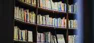 読書文化があるのもSpeeeの特徴のひとつ。ビジネス書からデザインや開発に関する分野まで、あらゆる書籍がそろっていて、自由に借りることができます。規定の金額の範囲内で書籍の購入が補助されます。