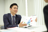 日々の営業活動ではお客様先に訪問、会社紹介からヒアリング、ご提案までおこなっております。当社はマルチベンダーとして物品販売から、クラウドサービス、インフラ周り、セキュリティ等幅広くメーカーに縛らずにご提案することができます！