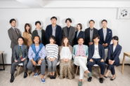 現在社員17名、平均年齢32.8歳。一番若い社員は28歳と全員の歳が近いです。