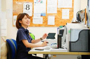 仕事の合間に笑顔がこぼれる場面も。