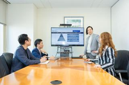 定期的に案件共有や業界ごとの情報交換を行っております。解像度の高い支援を行うため、日々情報のアップデートに力を入れております。