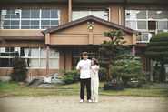 自分たちらしい結婚式を希望するカップルと一緒にパーティーをつくりあげます。これは、新郎さんの地元京都、廃校を使ったウエディングパーティーでのひとこま。