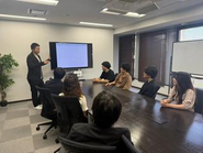 当社では、社員同士のコミュニケーションを大切にしており、活気あふれるオフィスです。コミュニケーションを通じて、チームワークを育みながら、刺激し合い、高め合える環境です。