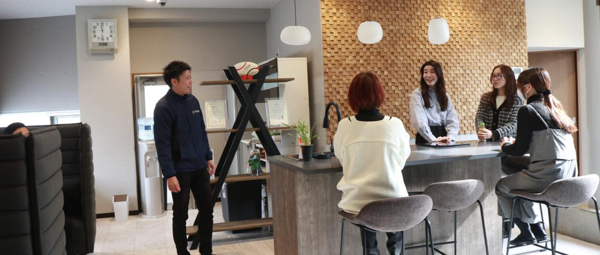 コーヒー飲みながらデスクワーク♪綺麗な新オフィスで事務職始めてみませんか！