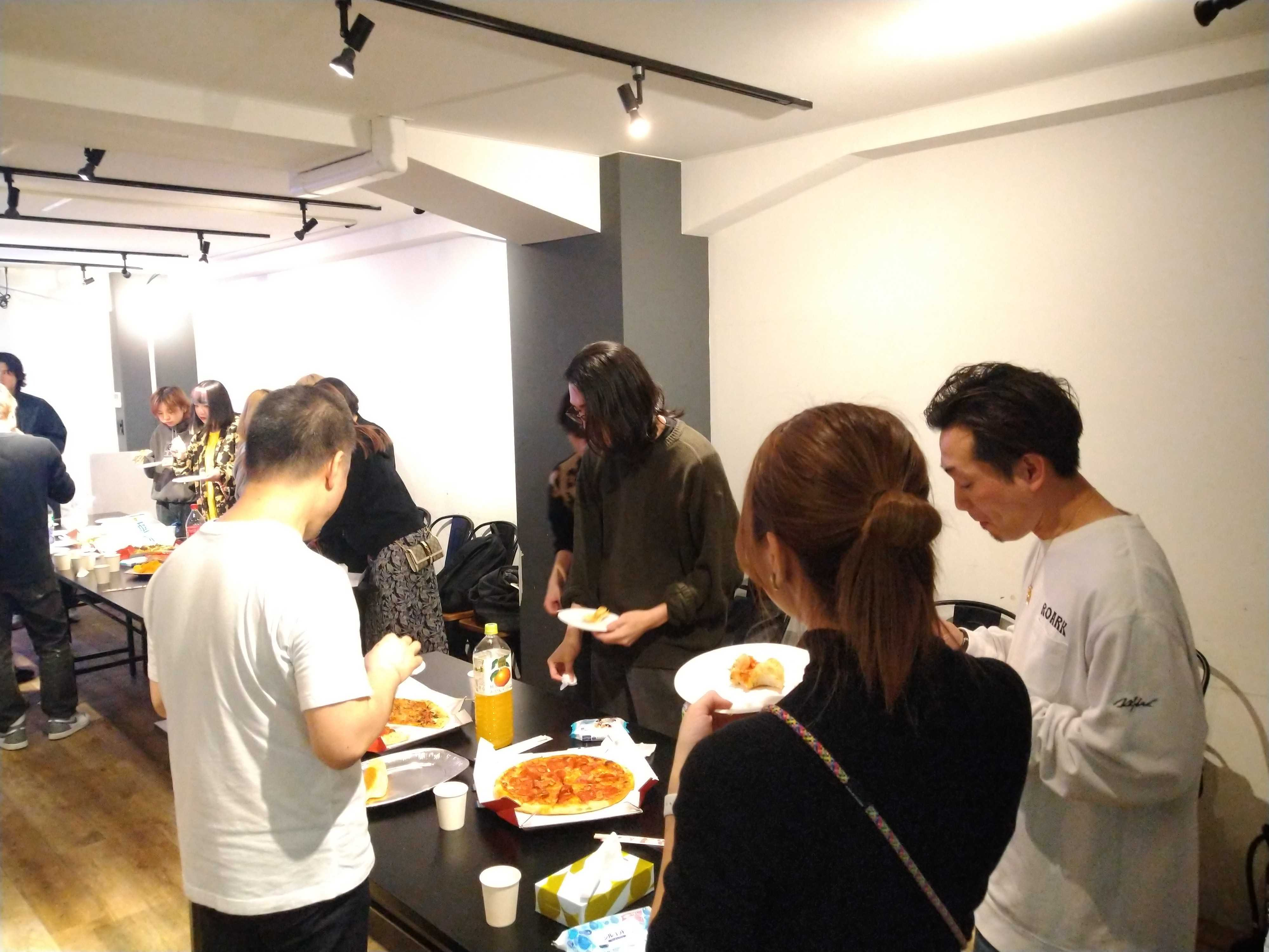 ～【23卒シリーズ】部署混合ピザパーティー開催！～研修お疲れ様でした