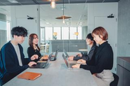 若手から経験豊富なベテランまで、さまざまなバックグラウンドを持つメンバーが在籍しています。商品開発、マーケティング、販売、接客、物流、システム、管理、人事など、あらゆる分野で“日本有数のレベル”を目指して取り組んでいます。