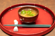 毎日ランチ時に、社内で手作りしている美味しいお味噌汁が食べられます。社員の健康を内側からサポートしています。