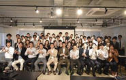 ２０２４年の全体会議の様子。メリハリが大事ということで、普段は和気あいあいとした環境から全拠点の社員が集まって定期的に総会も行っております。