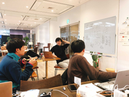 打合せや会議はオープンに行っています