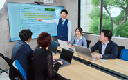 他の部署とも活発にコミュニケーションを取りながら仕事を進めていきます。