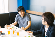 福利厚生のカフェではドリンクや軽食がfree！打ち合わせやちょっとした息抜きにも！ビュッフェタイプのランチも楽しめます！