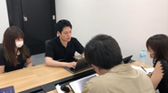 社内ミーティングの様子です。自由に意見を出せるくらい、社長との距離が近いです。