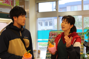 旬の果物の紹介をする専務