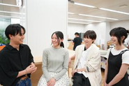 お昼休みに雑談で盛り上がるインターン生