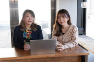 状況に応じてリモートワークも活用しながら、柔軟な働き方で業務に取り組んでいます。Webサイトの構築などの開発業務は社内メンバーが中心となって進めていますが、案件数の増加に対応するため、提携しているベトナムの開発チームとも連携しながら進行しています。