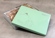 同社の創立90周年記念のノベルティで、お菓子缶のパッケージデザイン。WebサイトのTOPページと連動するイラストを線画で表現した。