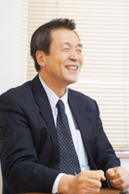「『明るく、楽しく、面白く』が私達の方針です」と話す川瀬善業社長。