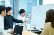 20〜30代を中心に、様々な業界から集まった中途メンバーが活躍しています