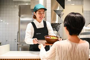 お客様の健康を支えるサラダを提供します