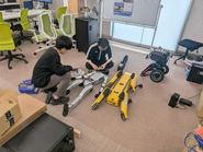 ヒューマノイドUnitree G1をメンテナンス中