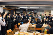 自社の4階のスペースでは、仲間が集まれる環境になっています。休日や仕事後の時間に交流をすることが可能です。