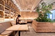 2023年夏に開業したライフスタイルレジデンス「goodroom residence 保土ヶ谷」無印良品とコラボレーションした施設開発を行い、空間デザインは無印良品が監修。素材やアイテム、ディスプレイなど、随所に無印良品らしさを感じる、あたたかみのある洗練された空間となりました。（画像：TOMO保土ヶ谷）