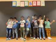 小学生〜中学生のグレーゾーン、軽度発達障害のお子様に向けて支援を行っています。学習、運動、コミュニケーションの練習など、様々なプログラムを時間割制で行っているので、幅広い視点でお子様の強みを見つけることができる放課後等デイサービスです。