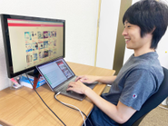 ダブルディスプレイなど開発に必要な備品は全て支給させていただきます。