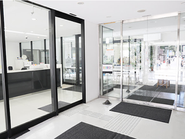 本校は創立70年の老舗ですが、校舎自体は可能な限りガラス面を増やして明るい雰囲気になるよう工夫しています。