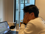 オフィスにてスタッフとの交渉。１日中ずっとオフィスにいるような仕事ではなく出入りが多いです。