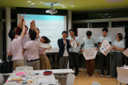 長い時間に渡っての議論と、プレゼン対決の結果に達成感を得て、喜びを共に戦った仲間と味わうことができます。