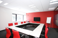 赤で統一された社内：会議室
