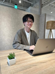 オンライン学習とオフライン学習のハイブリッド学習を導入し、社内のコミュニティを活かして全員エンジニアデビューできるように教育の可視化にも力を入れています。